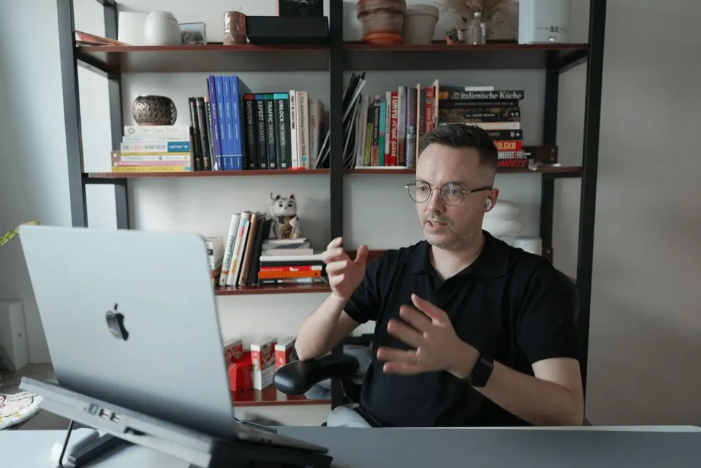 Robert bei der Arbeit mit einem Kunden
